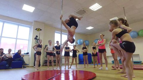 ポールダンスを頑張る欧米のちびっ*たち　U-15　柔軟な体を持つ美少女たち